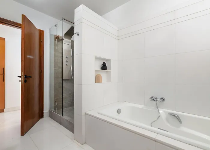 Hamilton Elite Penthouse Rhodes City